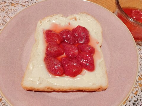 フレッシュな苺コンポートとチーズクリームのパン